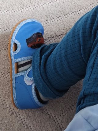 👣 Prečo riešiť papučky viac než si myslíš? Detská noha sa vyvíja každý deň a práve prezuvky v škôlke či doma ju ovplyvňujú...