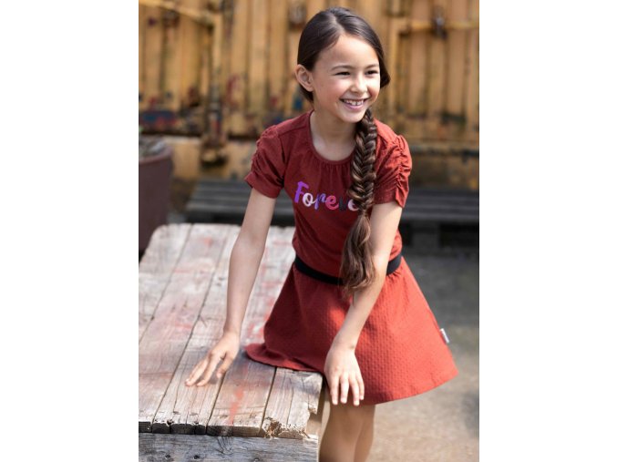 Dívčí šaty kaštanové s barevnou výšivkou teracota hnědé letní šaty tmavé pro holku B-Nosy Y112 5803 223 modelka