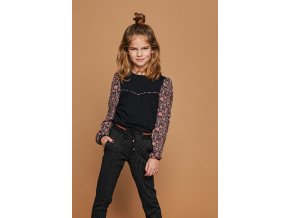 Dívčí top blůza černá s květovanmi rukávy elegantní tričko s dlouhým rukávem černé pro holku NoNo N108 5607 014 modelka