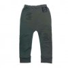 <p>Dětské strečové teplákové kalhoty s nízkým sedem - nízkým rozkrokem a ozdobnými rozpáranými záplatami.</p>