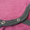 Glueckskind Body zwetschke 86 92 100 bio GOTS MerinoWolle Seide Buendchen Detail.webp