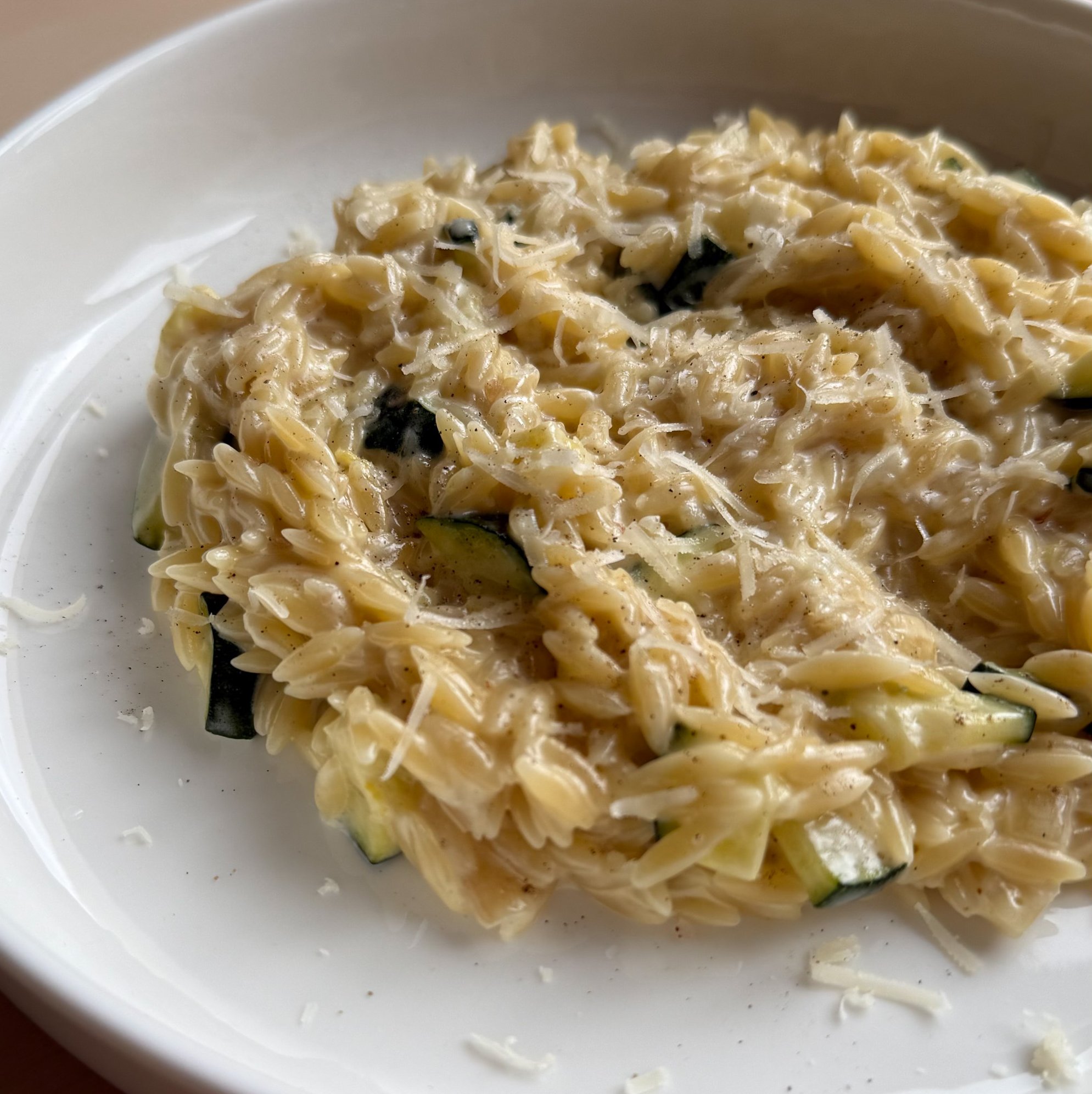 Krémové orzo s cuketou