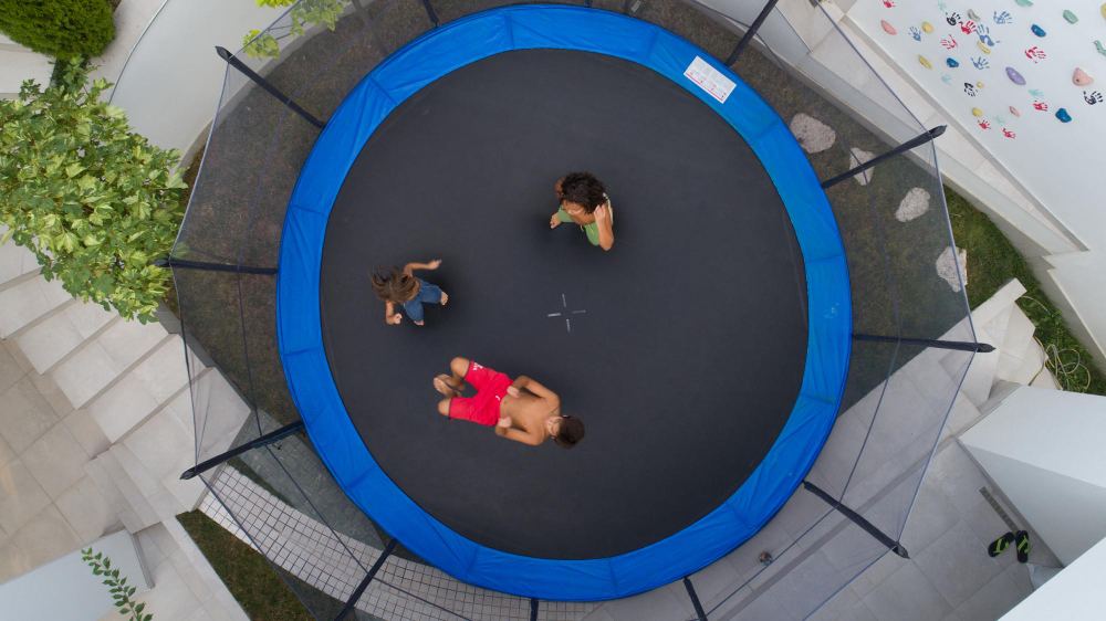 deti-na-trampoline-pro-deti-se-siti-na-zahrade