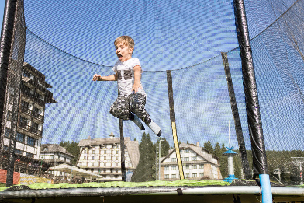 dite-na-trampoline-pro-deti-s-ochrannou-siti