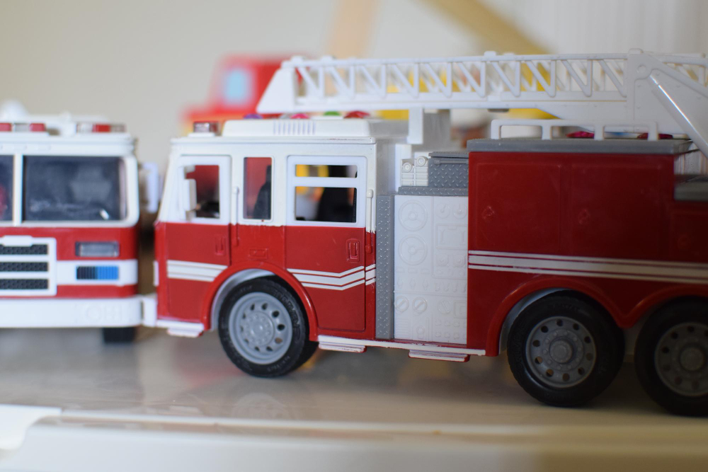 Hasičská autíčka zaparkovaná vedle sebe připravená k výjezdu