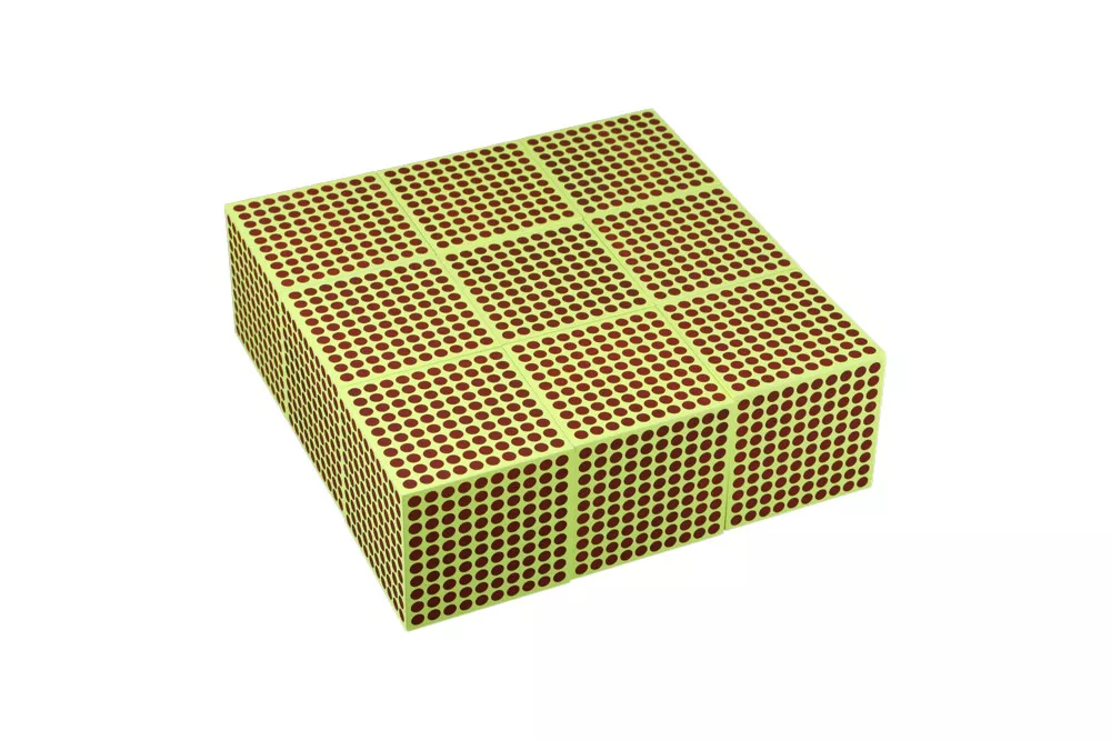 Moyo Montessori  Moyo Montessori Deväť drevených kociek znázorňujúcich 1000