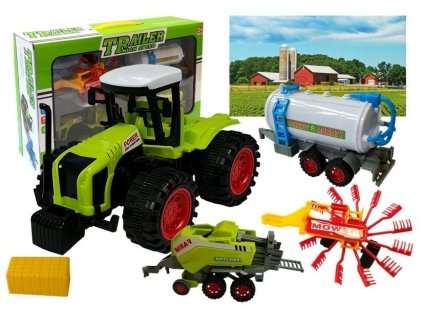 Tractor cu trei remorci care recoltează fân verde