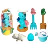 Un set de jucării cu nisip, o râșniță, o găleată, matrițe, dinozauri