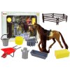 Figurină de cal de îngrijire cu incintă și accesorii