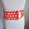 Pás na inzulinovou pumpu s okénkem ve vzoru korálově červená s bílými puntíky – veselý retro styl