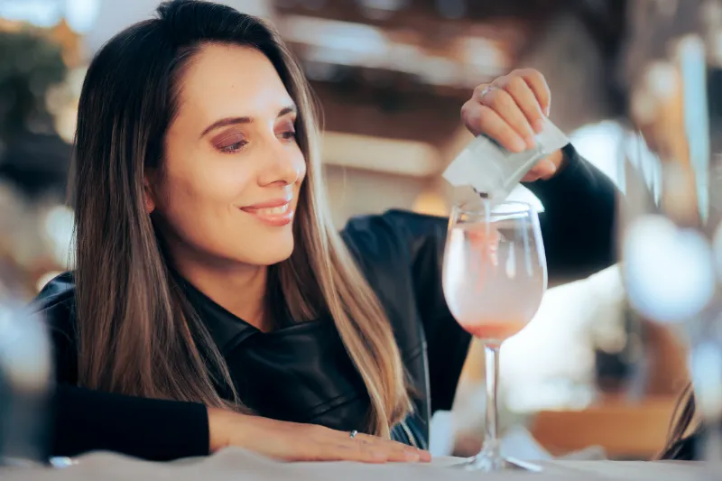 Žena sype obsah sáčku do sklenice