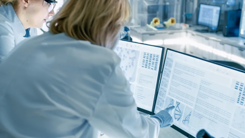 Vědkyně v laboratoři u monitoru