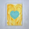 obraz s makrame srdcem zluto modry