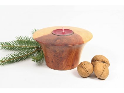Designový svícen z jalovcového dřeva pro romantické chvíle.