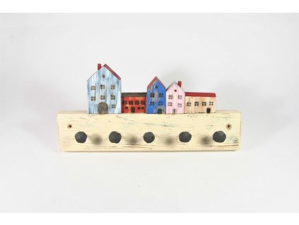 Dřevěný věšák na klíče s pěti barevnými domečky a pěti ručně kovanými hřebíky.