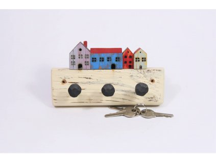 Patinovaný věšák na klíče je vyrobený ze starého dřeva a ručně kovaných hřebíků.
