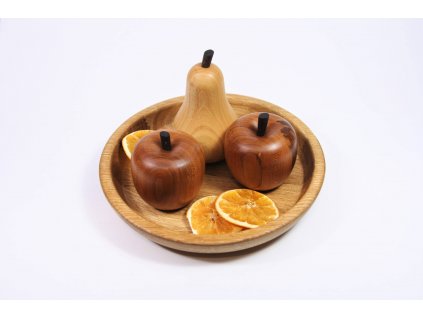 Meruňkové a třešňové ovoce v dubové misce.
