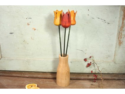 Dřevěné barevné tulipány s vázičkou.