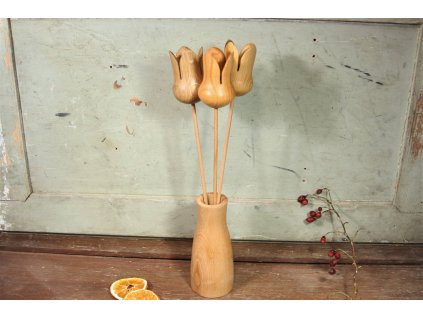 Tři tulipány ručně vyrobené z různých našich dřevin v bukové vázičce.