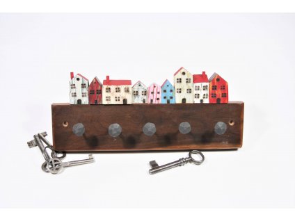 Věšák na klíče ze starého recyklovaného třešňového dřeva s barevnými domečky.