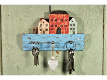 Věšák na klíče z recyklovaného dřeva a malými dřevěnými barevnými domečky.