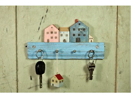 Věšák na klíče z recyklovaného dřeva s barevnými patinovanými domečky.