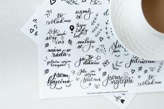 Slova, která potěší – i během všedního dne 💛 Tyhle samolepky mám ráda třeba na notebook, zrcadlo, dopisy, dárky nebo na...