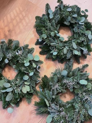 Tady vám chci ukázat několik věnců, které jsem vázala na podobném základu. A i když vycházejí ze stejného základu, díky...