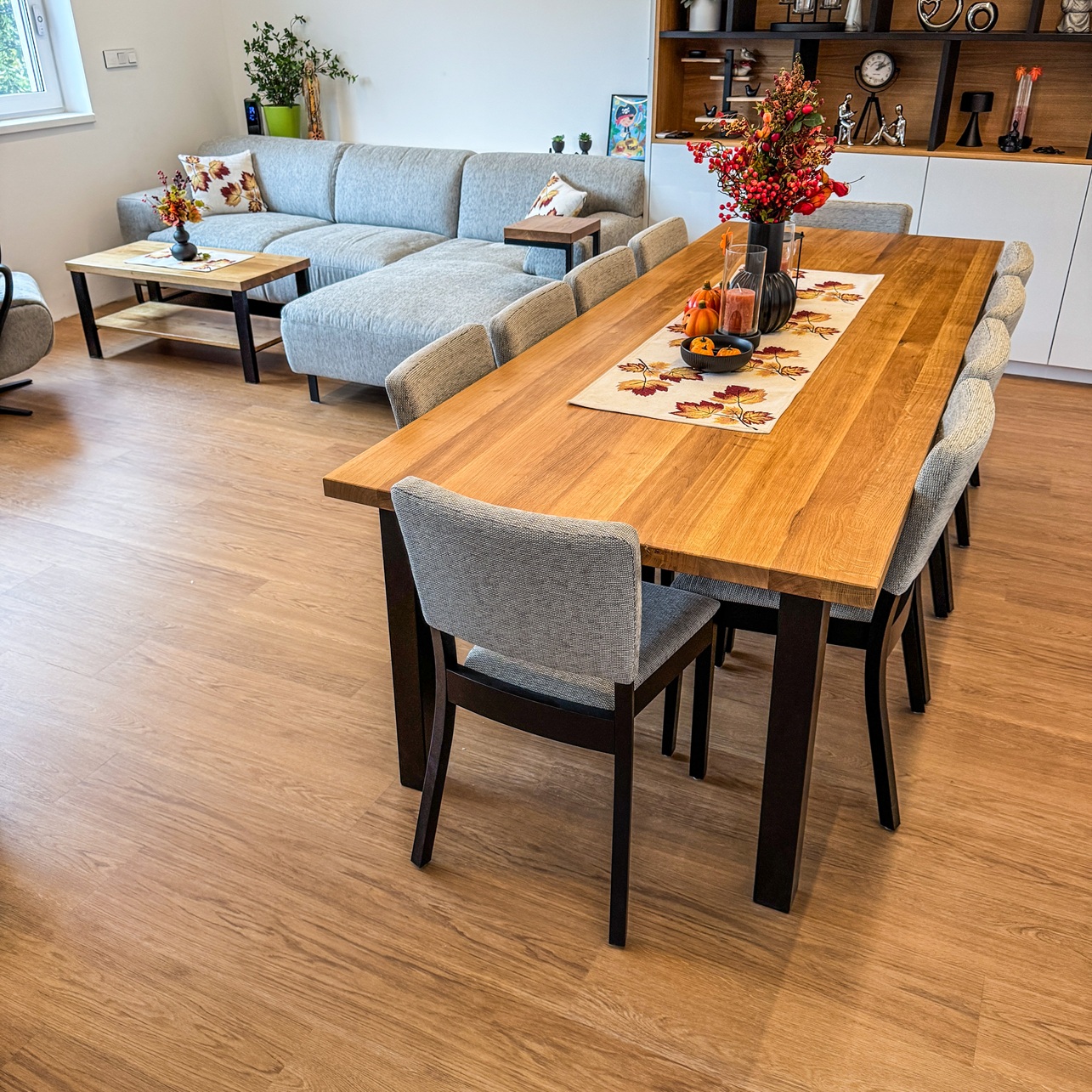 Stoly v AB kvalitě dřeva: čistý design pro moderní interiéry
