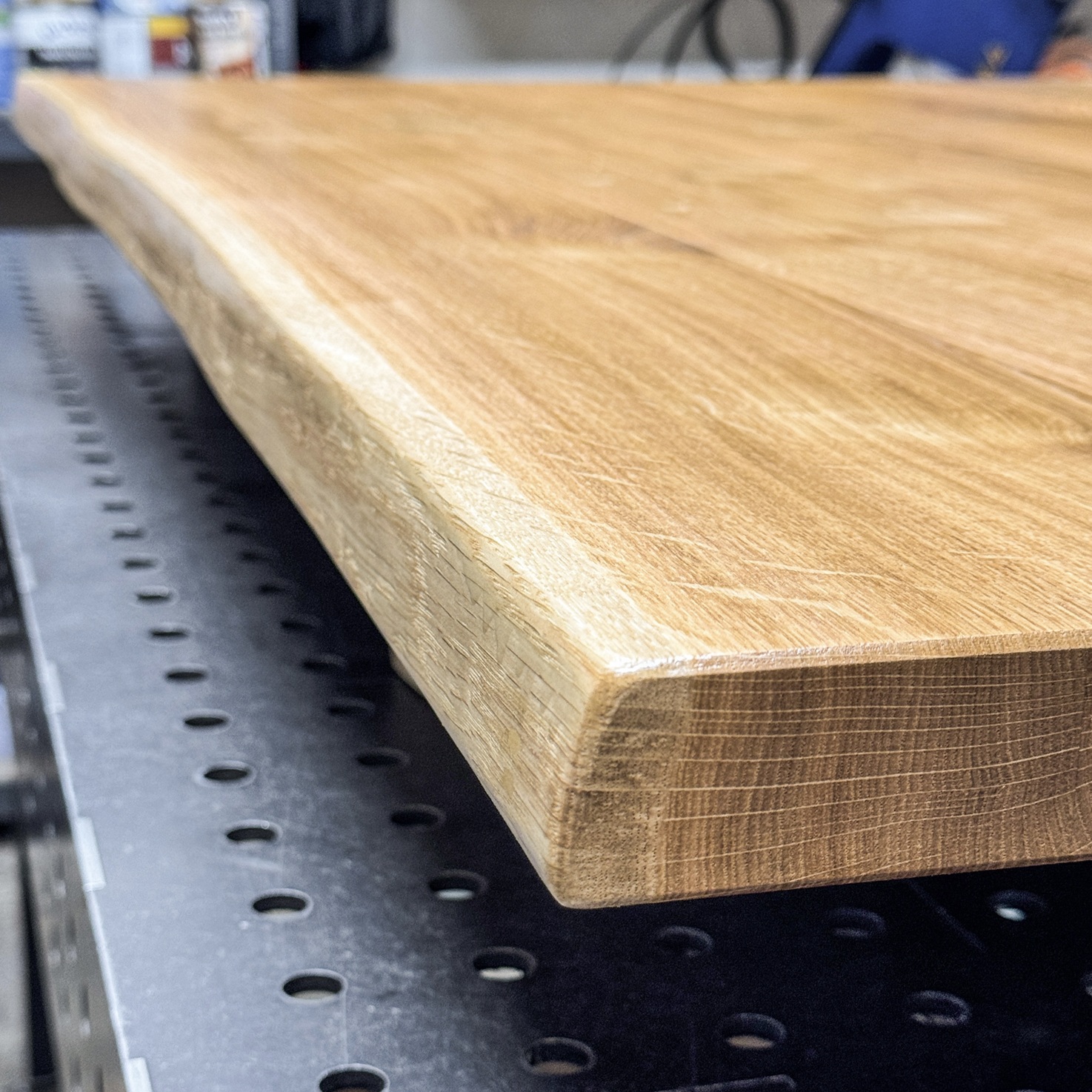 Přírodní hrany stolových desek: krása tvaru, který vytvořila příroda