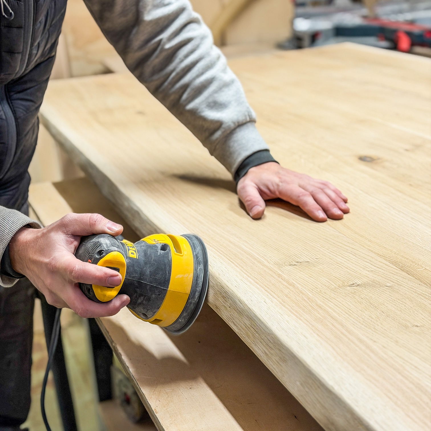 Přírodní hrany stolových desek: krása tvaru, který vytvořila příroda