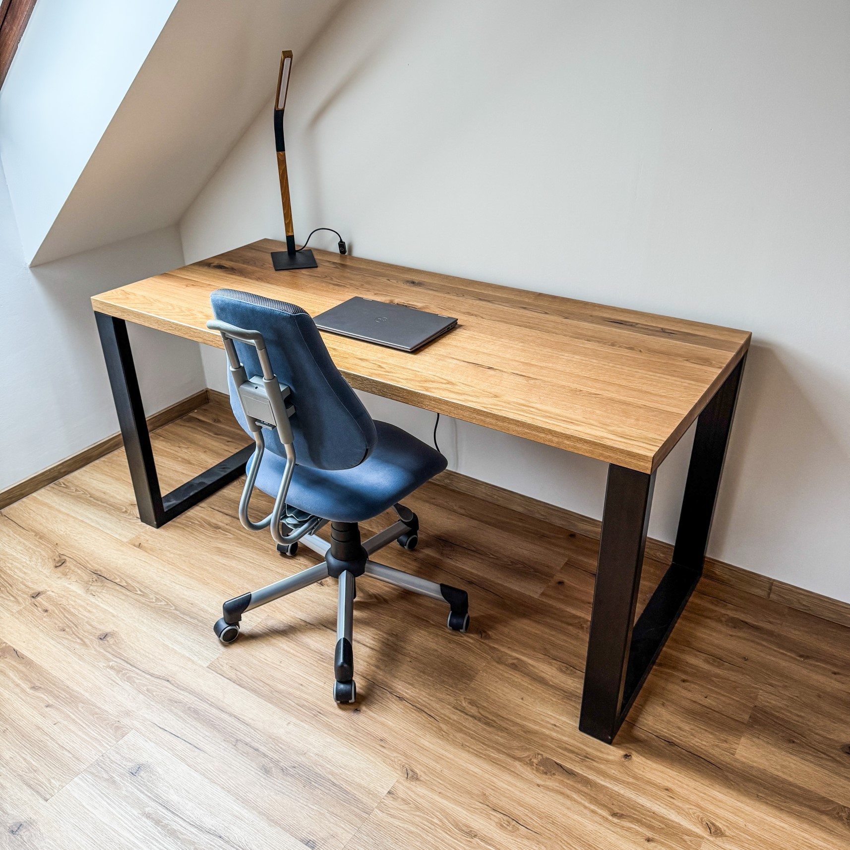 dubovy-pracovni-stul