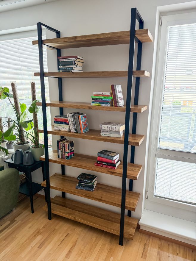 📚Policový regál Brinel vyrobený na přání zákaznice z dubového dřeva🌳 se 7 policemi o celkové výšce 230cm.