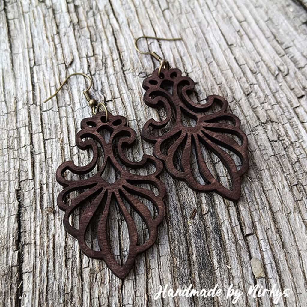 Dřevěné náušnice s florálním motivem a tmavě hnědým odstínem. Stylový doplněk pro milovnice přírodního šperku s vintage duší. Handmade by Mirkys