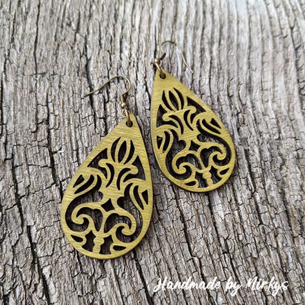 Dřevěné náušnice ve tvaru kapky s barokním ornamentem. Elegantní doplněk pro milovnice vintage stylu a precizního řemesla. Handmade by Mirkys