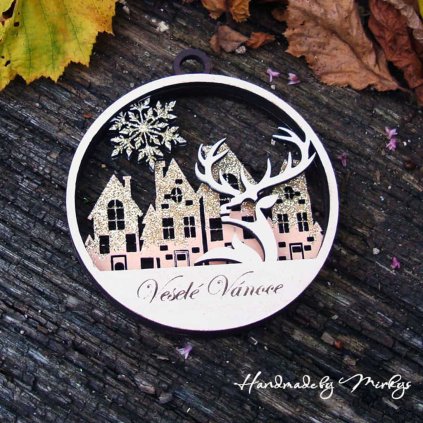 Ručně vyráběná dřevěná vánoční ozdoba s motivem zimní vesničky, jelena a sněhové vločky. Elegantní dekorace s nápisem „Veselé Vánoce“. Handmade by Mirkys