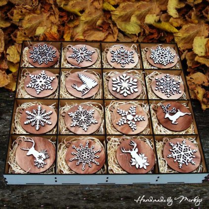 Sada 16 originálních dřevěných vánočních ozdob s motivy sněhových vloček, stromků, andělů a sobů. Elegantní dekorace pro vánoční výzdobu. Handmade by Mirkys