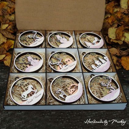 Sada 9 ručně vyráběných vánočních ozdob s 3D zimními motivy – sněhuláci, domečky, sobi a stromy. Kouzelná dekorace s nápisem „Veselé Vánoce“. Handmade by Mirkys