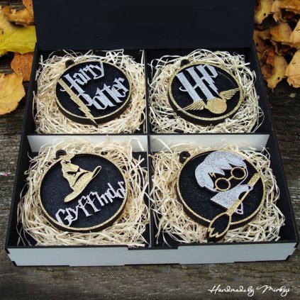 Originální ručně vyráběné vánoční ozdoby s motivy Harryho Pottera – Relikvie smrti, Moudrý klobouk, Zlatonka a brýle s jizvou. Kouzelný dárek pro fanoušky. Handmade by Mirkys