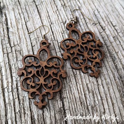 Elegantní dřevěné náušnice s vintage motivem, ideální pro milovnice přírodních materiálů a originálního stylu. Handmade by Mirkys