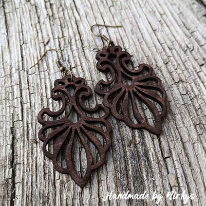 Dřevěné náušnice s florálním motivem a tmavě hnědým odstínem. Stylový doplněk pro milovnice přírodního šperku s vintage duší. Handmade by Mirkys