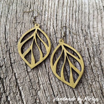 Dřevěné náušnice ve tvaru stylizovaného listu s geometrickým výřezem. Elegantní doplněk s rustikálním nádechem. Handmade by Mirkys