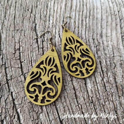 Dřevěné náušnice ve tvaru kapky s barokním ornamentem. Elegantní doplněk pro milovnice vintage stylu a precizního řemesla. Handmade by Mirkys