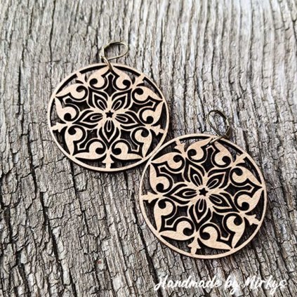 Dřevěné kruhové náušnice s ornamentálním květinovým vzorem. Elegantní doplněk s precizním motivem a přírodním nádechem. Handmade by Mirkys
