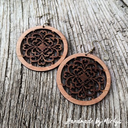 Dřevěné náušnice s kruhovým rámem a tmavým ornamentálním vzorem. Elegantní doplněk s přírodním kontrastem. Handmade by Mirkys