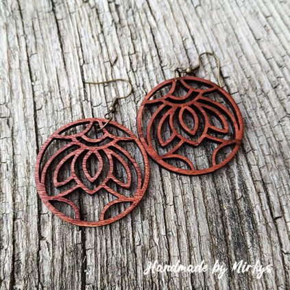 Dřevěné náušnice s kruhovým rámem a stylizovaným lotosovým květem. Elegantní doplněk s přírodním nádechem. Handmade by Mirkys