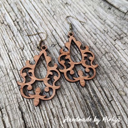 Dřevěné náušnice s kapkovým výřezem a barokním vzorem. Elegantní doplněk pro milovnice přírodního stylu s uměleckým detailem. Handmade by Mirkys