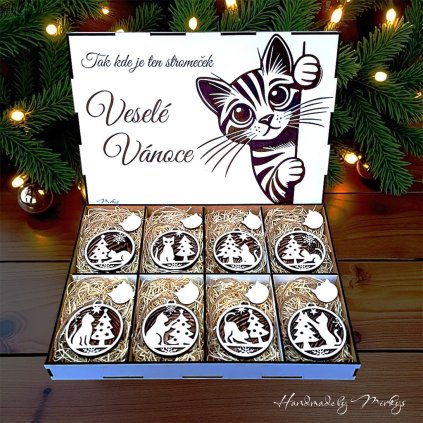 Dárkový box s osmi dřevěnými ozdobami – každá s jinou kočičí siluetou. Ručně vyrobeno, ideální jako vánoční dekorace nebo milý dárek pro milovníky koček. Handmade by Mirkys