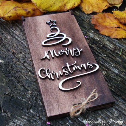 Ručně vyráběná dřevěná krabička s vánočním stromkem a nápisem „Merry Christmas“. Stylový obal na peníze, poukazy nebo osobní přání s rustikálním kouzlem. Handmade by Mirkys