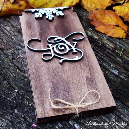 Ručně vyráběné dřevěné pouzdro na peníze, vstupenky nebo dárkové poukazy s nápisem „JOY“ a zimní dekorací. Originální způsob, jak darovat radost. Handmade by Mirkys